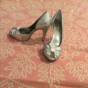 Nine West peep toe pump